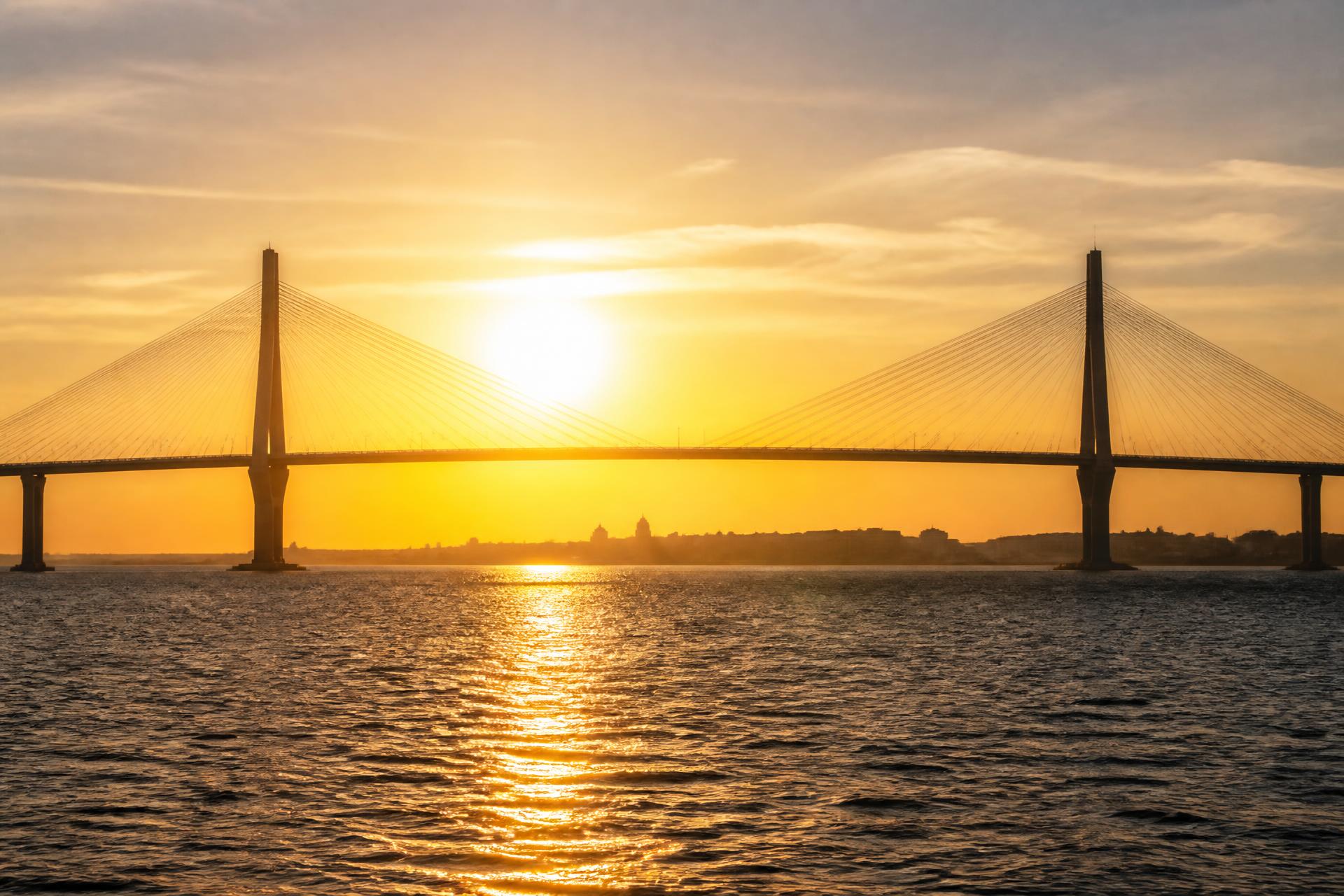 Puente de la Constitución de Cádiz al atardecer visto desde la Bahía